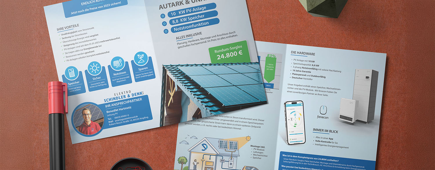 Ein Schreibtisch mit Flyern zum Thema Solarenergie, einem roten Marker und einer Pflanze. Die Flyer zeigen Solarmodule, Batteriesysteme, Symbole, ein Foto einer Person und Informationen zu Energielösungen für Privathaushalte auf Deutsch.