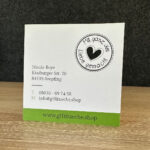 Quadratische Karte mit Herz-Logo und dem Schriftzug „Mit ganz viel Liebe gemacht“ sowie Kontaktdaten von Nicole Boye in Ampfing und der Website www.giftkueche.shop. Der untere Rand ist grün.