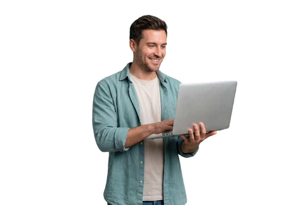 Vor einem schlichten weißen Hintergrund hält ein lächelnder Mann in einem grünen Hemd einen Laptop in der Hand und tippt darauf.