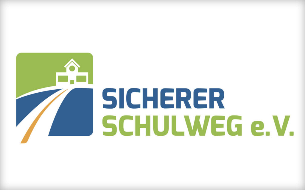Logo mit einer stilisierten Straße, die zu einem Schulgebäude führt, vor einem grün-blauen Hintergrund, daneben der Text „SICHERER SCHULWEG e. V.“ in blauen und grünen Buchstaben.