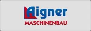 Das Logo von „Aigner Maschinenbau“ zeigt den Namen „Aigner“ in fetten blauen Buchstaben mit einem stilisierten rot-blauen „A“-Design und darunter fetten roten Schriftzug „MASCHINENBAU“. Der Hintergrund ist hellgrau mit einem dünnen dunklen Rand.