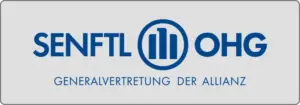 Das Logo besteht aus dem Text „SENFTL OHG“ und einem kreisförmigen Emblem mit vertikalen Strichen zwischen den Wörtern. Darunter, in kleinerer Schrift, steht „GENERALVERTRETUNG DER ALLIANZ“. Das Design ist blau auf hellgrauem Hintergrund.
