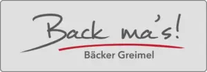 Logo mit dem Text „Back ma’s!“ in großer Schreibschrift und darunter in kleinerer Schrift „Bäcker Greimel“, begleitet von einer roten Unterstreichung. Das Logo ist in Grau und Rot auf hellgrauem Hintergrund gehalten.