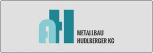 Logo der Metallbau Hudlberger KG mit den stilisierten Buchstaben „MH“ in Blaugrün und Hellblau auf grauem Hintergrund. Der Firmenname steht in Schwarz daneben.