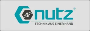 Logo mit dem blaugrünen Text „nutZ“ und einem stilisierten Sechseck auf der linken Seite, das ein netzwerkartiges Design enthält. Darunter steht in Schwarz der Satz „TECHNIK AUS EINER HAND“. Der Hintergrund ist hellgrau.