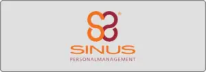 Logo auf hellgrauem Hintergrund mit ineinander verschlungenen orangefarbenen und burgunderfarbenen Formen, die dem Buchstaben „S“ ähneln, über dem Text „SINUS PERSONALMANAGEMENT“ in Orange und Burgunder.