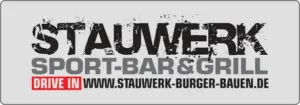 Logo für „Stauwerk Sport-Bar & Grill“ in kräftiger, antik wirkender Schrift. Enthält ein rotes „Drive-In“-Schild und darunter die Website-URL „www.stauwerk-burger-bauen.de“. Der Hintergrund ist hellgrau.