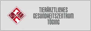 Logo des Tierärztlichen Gesundheitszentrums Töging mit tierärztlichen Symbolen, wie Stethoskop und Tiersilhouetten, auf einer roten Raute, platziert auf grauem Hintergrund mit dem Namen in fetten grauen Buchstaben.