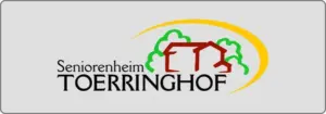 Das Logo des Seniorenheims Toerringhof zeigt den Umriss eines Hauses in Kastanienbraun mit grünen Bäumen. Eine gelbe, geschwungene Linie umgibt das Haus. Der Hintergrund ist hellgrau, der Text schwarz.