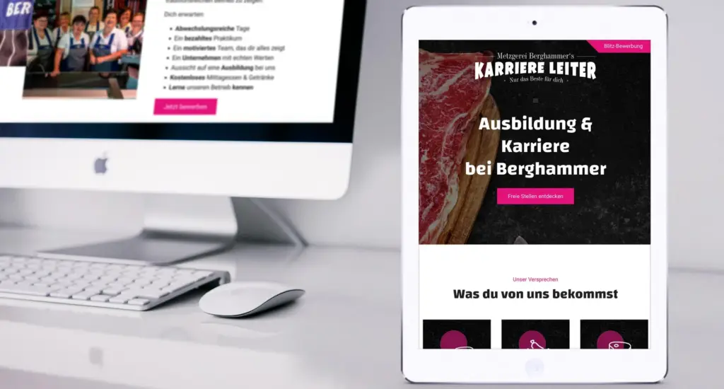 Auf einem Tablet ist die Karriereseite von „Berghammer“ mit Informationen zu Ausbildungs- und Karrieremöglichkeiten zu sehen. Im Hintergrund ist ein Steak abgebildet. Daneben zeigt ein Computerbildschirm ein Teamfoto mit Teammitgliedern in Uniform. Tastatur und Maus sind zu sehen.