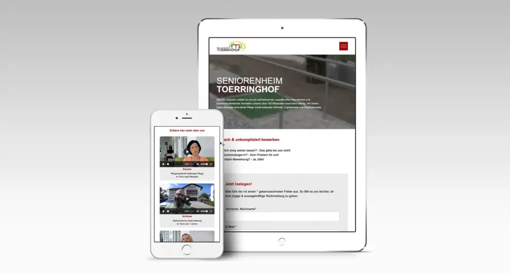 Ein Tablet und ein Smartphone zeigen die Website des Seniorenheims Toerringhof. Das Tablet zeigt eine Seite mit großem Text und unscharfem Hintergrundbild, während das Smartphone eine Liste mit Video-Thumbnails und Text anzeigt. Beide Geräte sind vor einem grauen Hintergrund mit Farbverlauf zu sehen.
