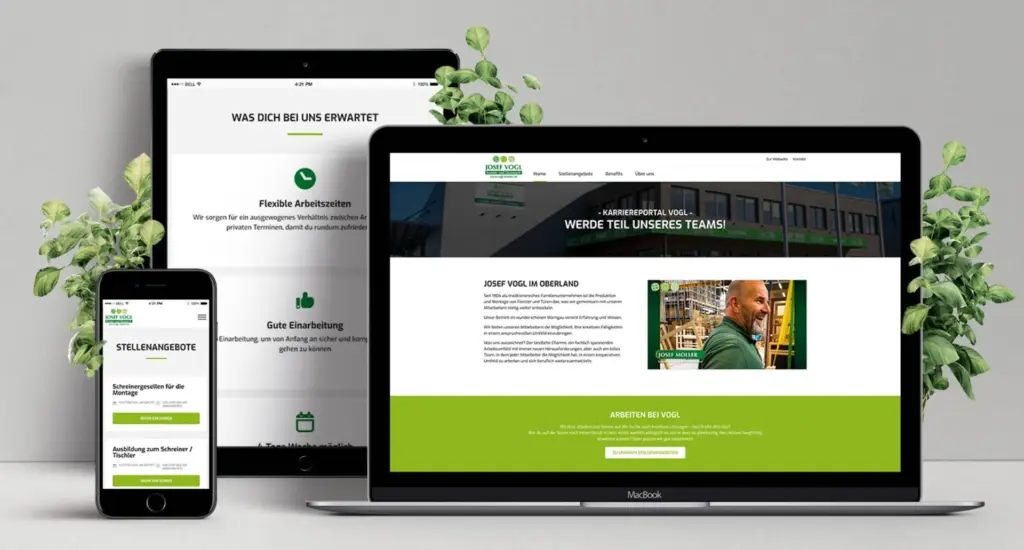 Eine Anordnung aus Smartphone, Tablet und Laptop zeigt eine Website. Die Bildschirme zeigen verschiedene Bereiche, darunter Stellenangebote und Teaminformationen. Grüne Akzente sind sichtbar, und neben dem Laptop steht eine kleine Pflanze.