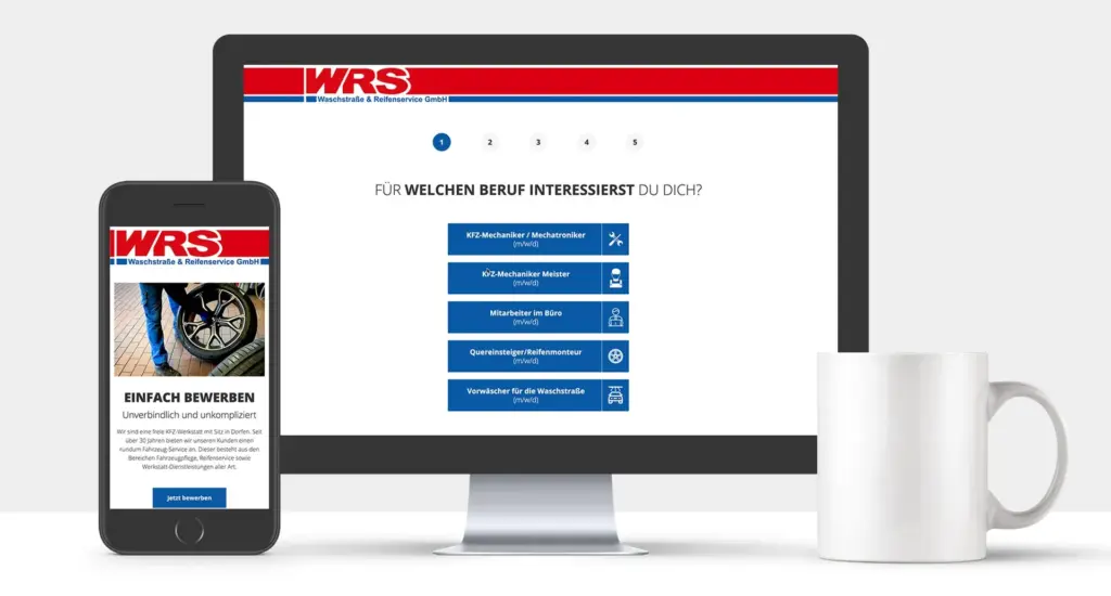 Auf einem Smartphone- und einem Computerbildschirm wird die Bewerbungsseite der Firma WRS angezeigt. Das Smartphone zeigt ein Bild eines Autoreifens und einen Button für die Bewerbung, während der Computer offene Stellen auflistet. Im Vordergrund steht eine weiße Tasse.